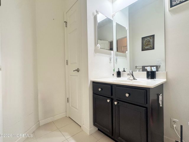 7 Eagle Ridge Circle, Lakewood, NJ 08701