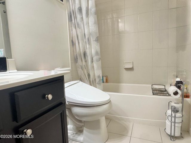7 Eagle Ridge Circle, Lakewood, NJ 08701