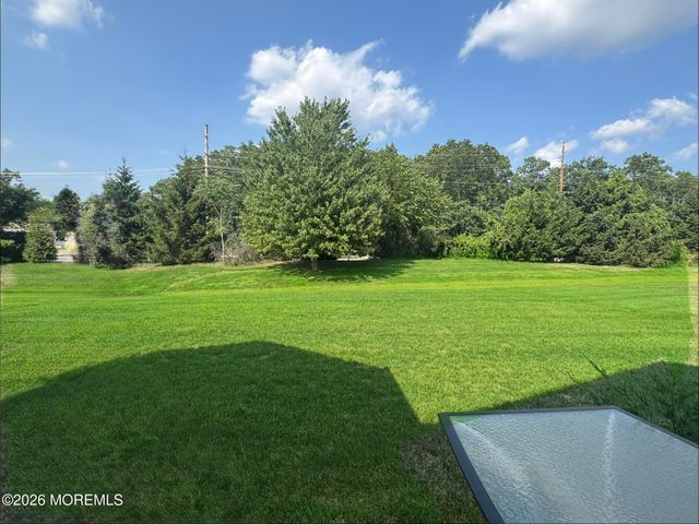 7 Eagle Ridge Circle, Lakewood, NJ 08701