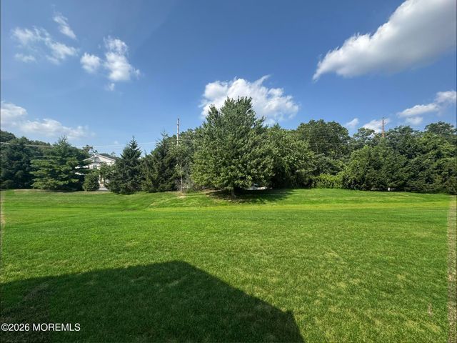 7 Eagle Ridge Circle, Lakewood, NJ 08701
