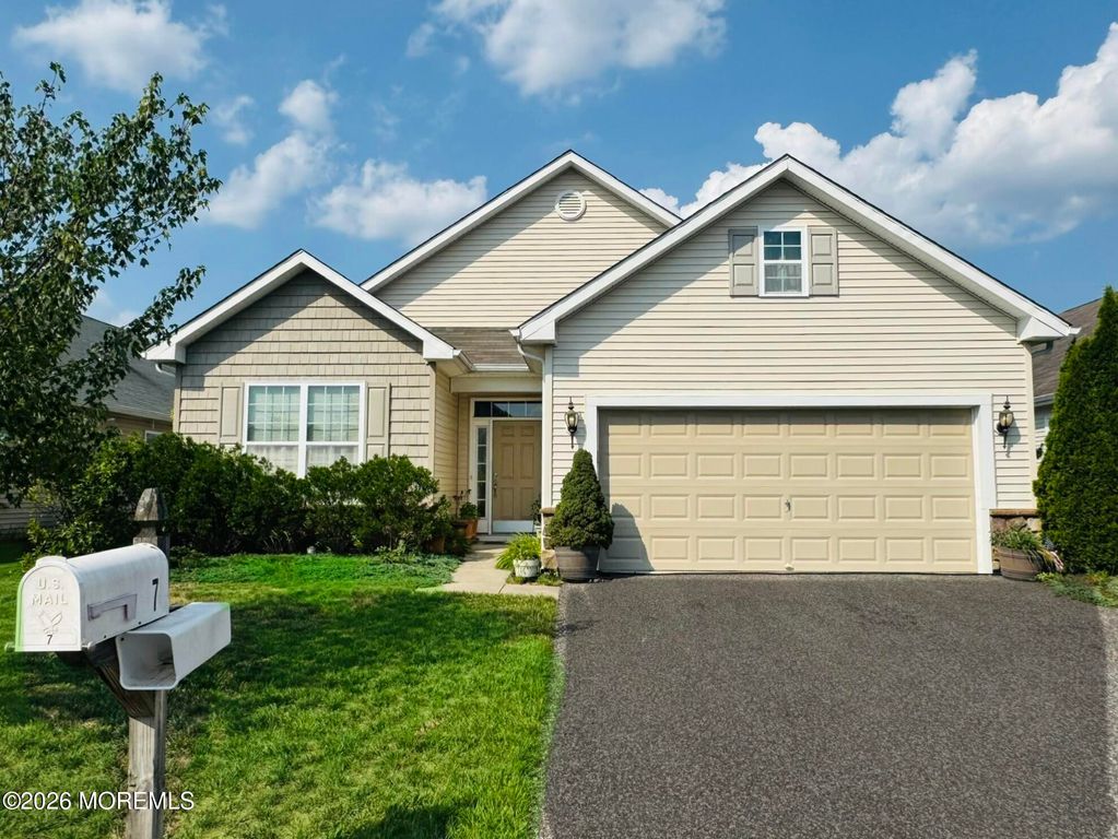 7 Eagle Ridge Circle, Lakewood, NJ 08701