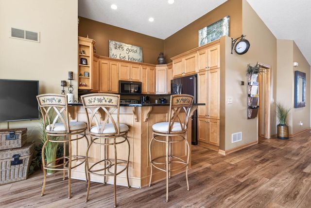 1585 Summit Shores Circle, Burnsville, MN 55306