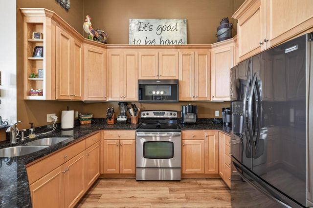 1585 Summit Shores Circle, Burnsville, MN 55306