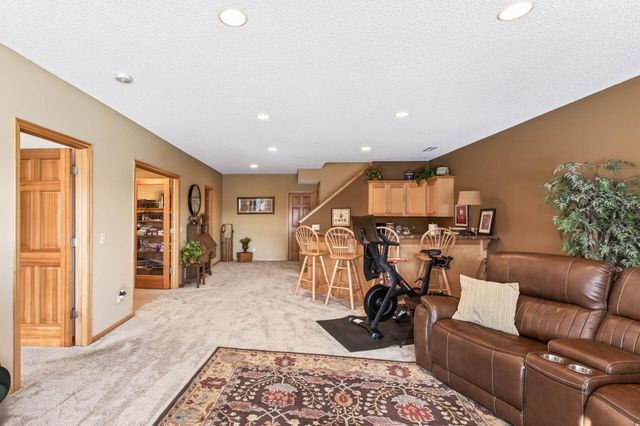 1585 Summit Shores Circle, Burnsville, MN 55306