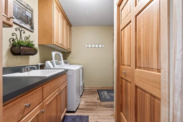 1585 Summit Shores Circle, Burnsville, MN 55306