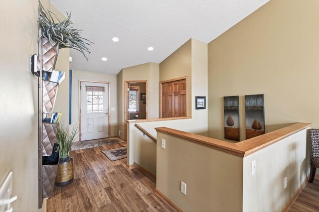 1585 Summit Shores Circle, Burnsville, MN 55306