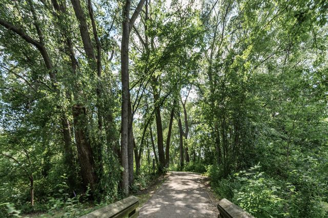 1585 Summit Shores Circle, Burnsville, MN 55306