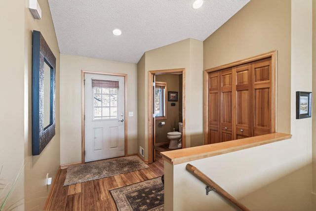 1585 Summit Shores Circle, Burnsville, MN 55306