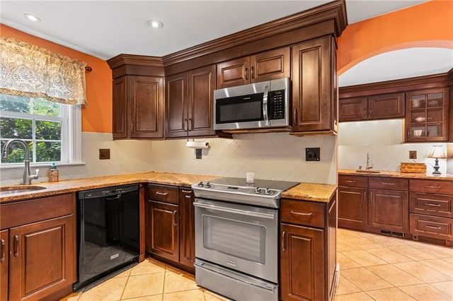 42 Pelham Parkway, North Providence, RI 02911