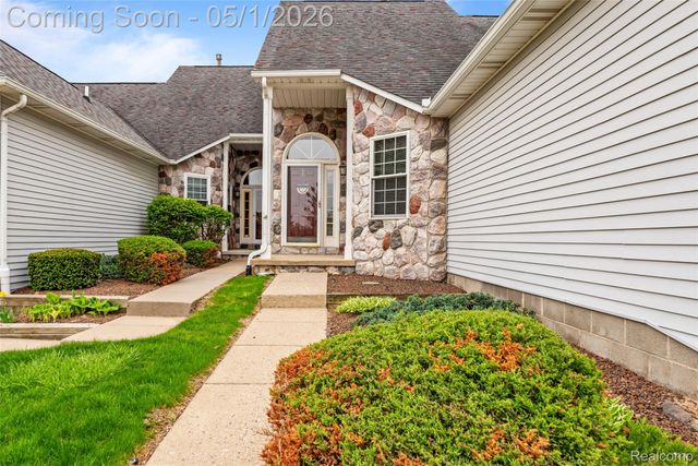 766 Challenging Trail, South Lyon, MI 48178