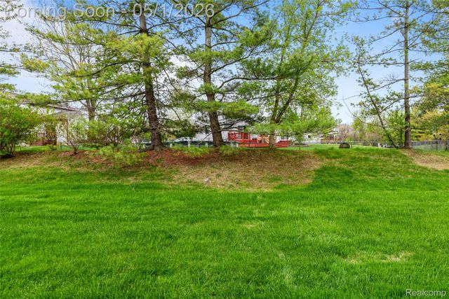 766 Challenging Trail, South Lyon, MI 48178