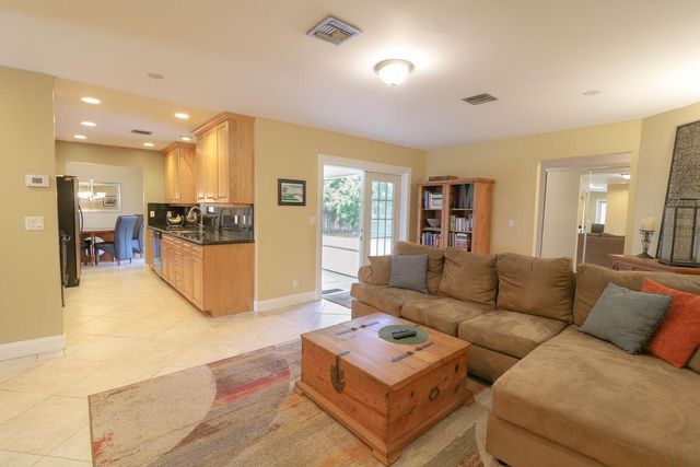 73 Pine Hill Trail W, Jupiter, FL 33469