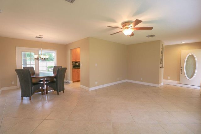 73 Pine Hill Trail W, Jupiter, FL 33469