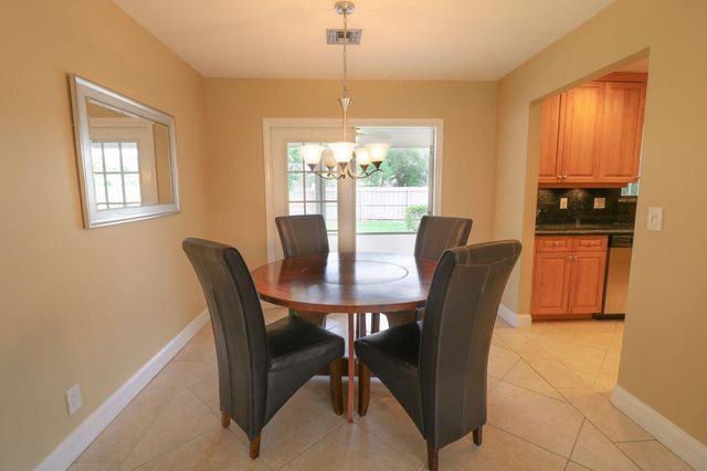 73 Pine Hill Trail W, Jupiter, FL 33469