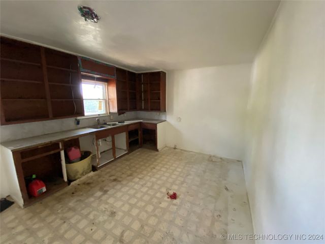 108 W Bryan, Calera, OK 74730