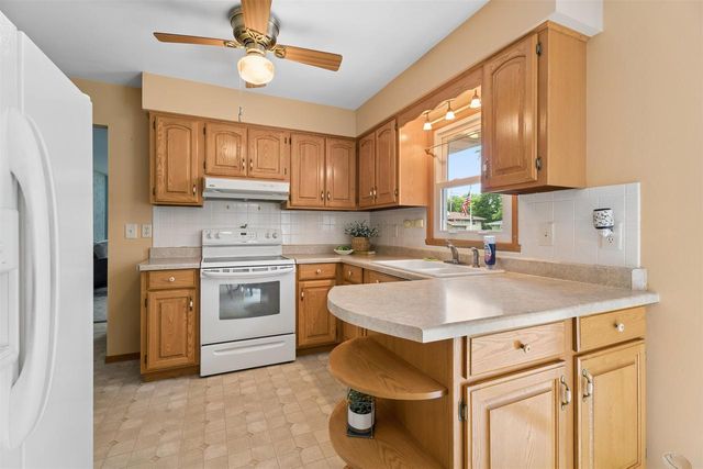 1045 GROVE STREET, Menasha, WI 54952
