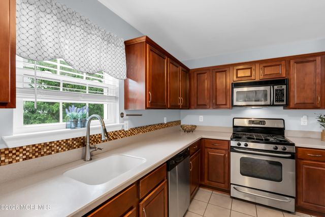 71 Santa Rosa Lane, Tinton Falls, NJ 07724