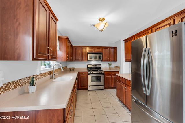 71 Santa Rosa Lane, Tinton Falls, NJ 07724