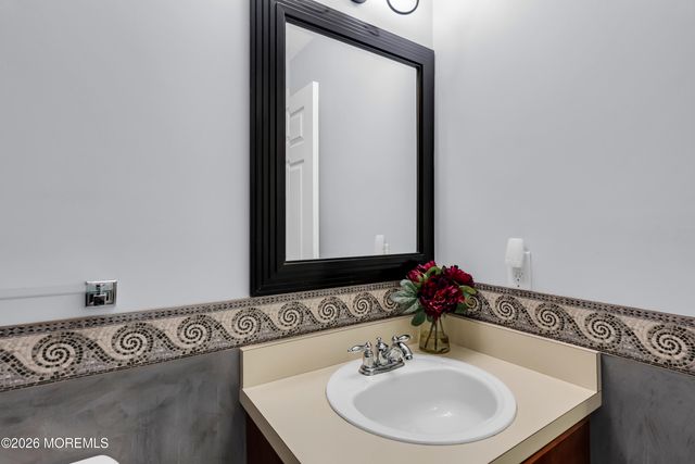 71 Santa Rosa Lane, Tinton Falls, NJ 07724