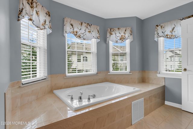 71 Santa Rosa Lane, Tinton Falls, NJ 07724