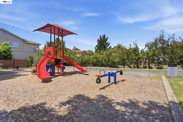 106 Accolade Dr, San Leandro, CA 94577