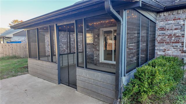 2711 Bishop Drive, Rogers, AR 72756