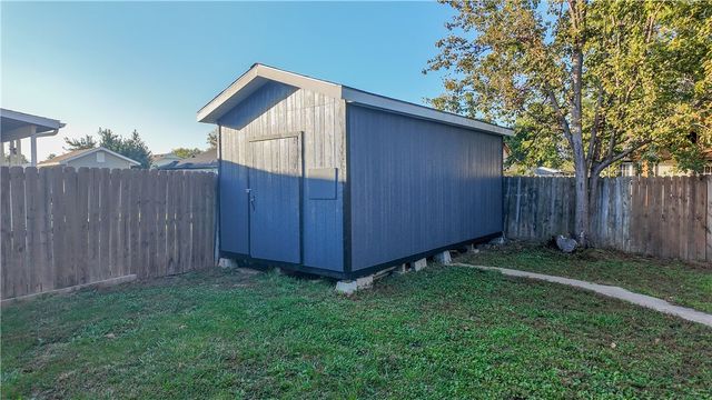 2711 Bishop Drive, Rogers, AR 72756