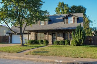 2711 Bishop Drive, Rogers, AR 72756