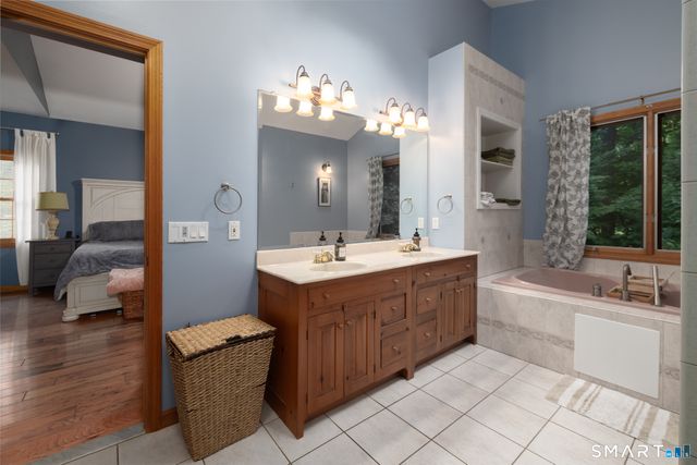 41 Wilson Drive, Oxford, CT 06478