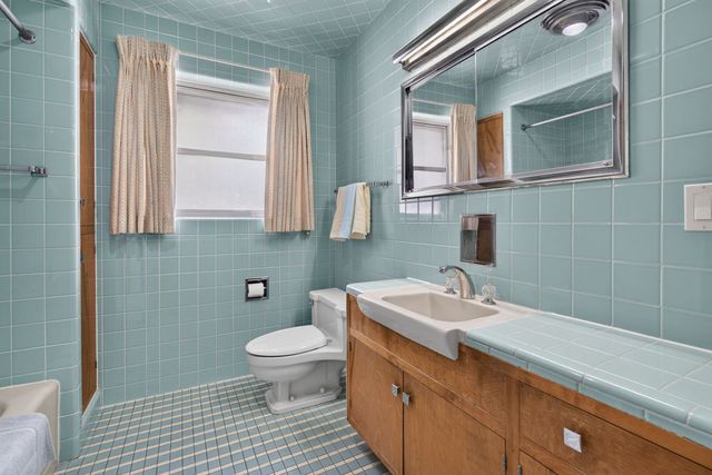 601 Marion Avenue, St. Charles, IL 60174