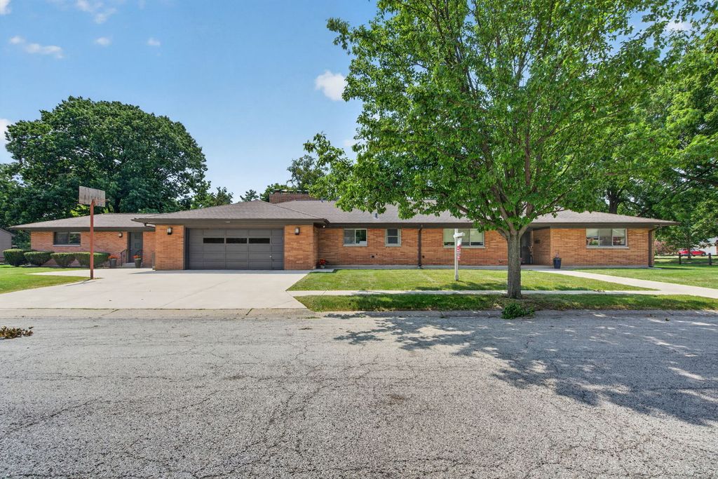 601 Marion Avenue, St. Charles, IL 60174