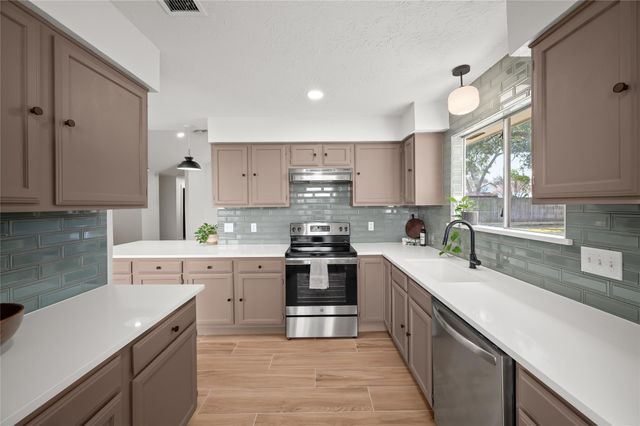 303 Knoll Forest Drive, League City, TX 77573