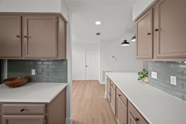 303 Knoll Forest Drive, League City, TX 77573