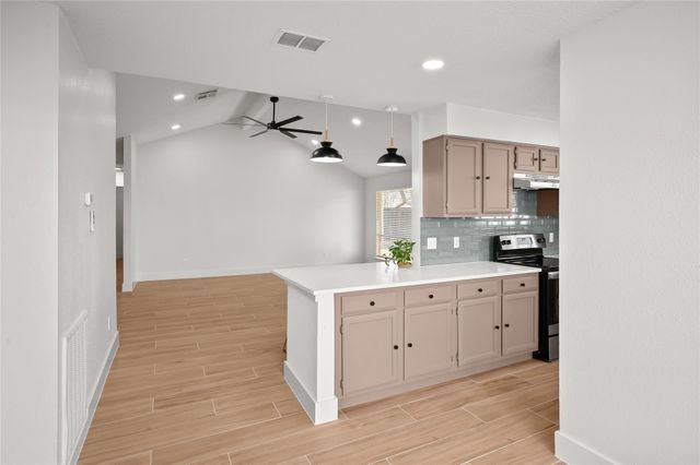 303 Knoll Forest Drive, League City, TX 77573