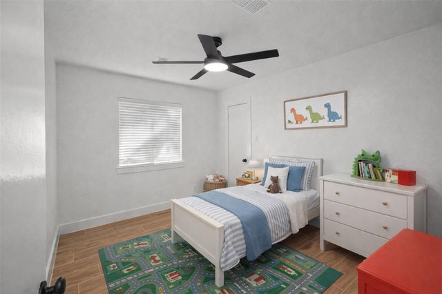 303 Knoll Forest Drive, League City, TX 77573