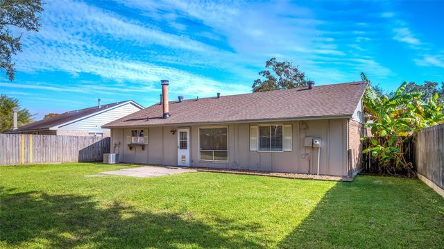 303 Knoll Forest Drive, League City, TX 77573