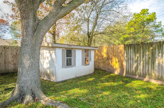 303 Knoll Forest Drive, League City, TX 77573