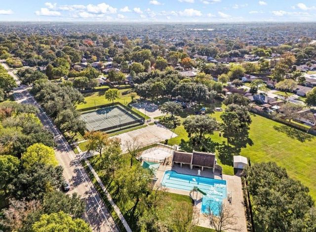 303 Knoll Forest Drive, League City, TX 77573