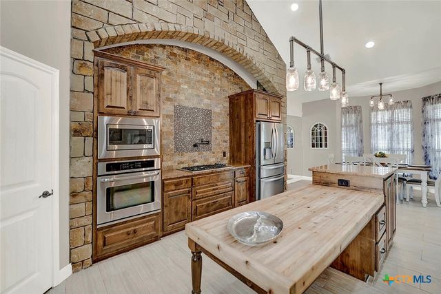 300 Rose Meadow Drive, La Vernia, TX 78121