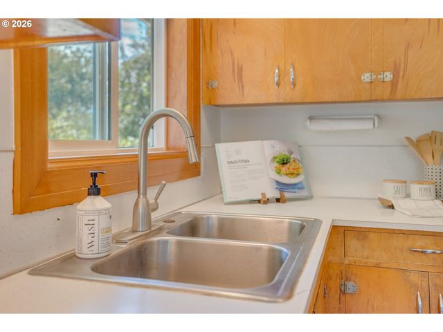 11810 Ne SISKIYOU St, Portland, OR 97220