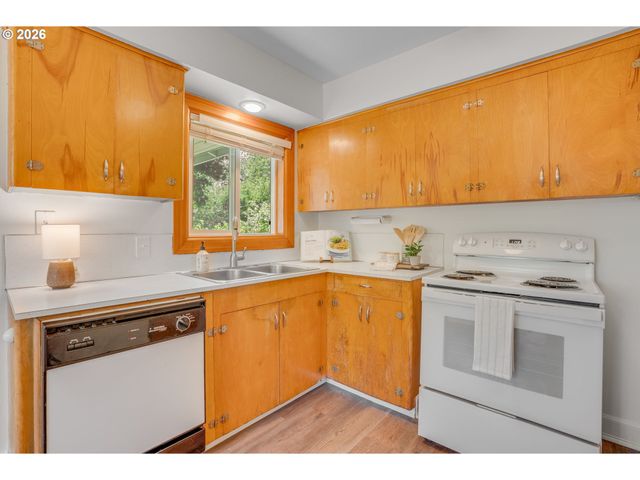 11810 Ne SISKIYOU St, Portland, OR 97220