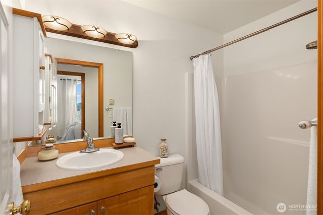 17725 Baywatch Court NE, Poulsbo, WA 98370