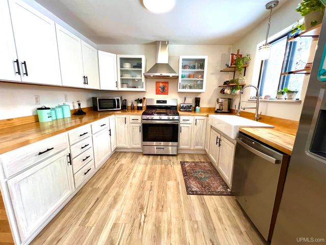 328 Fernwood Drive, Marquette, MI 49855