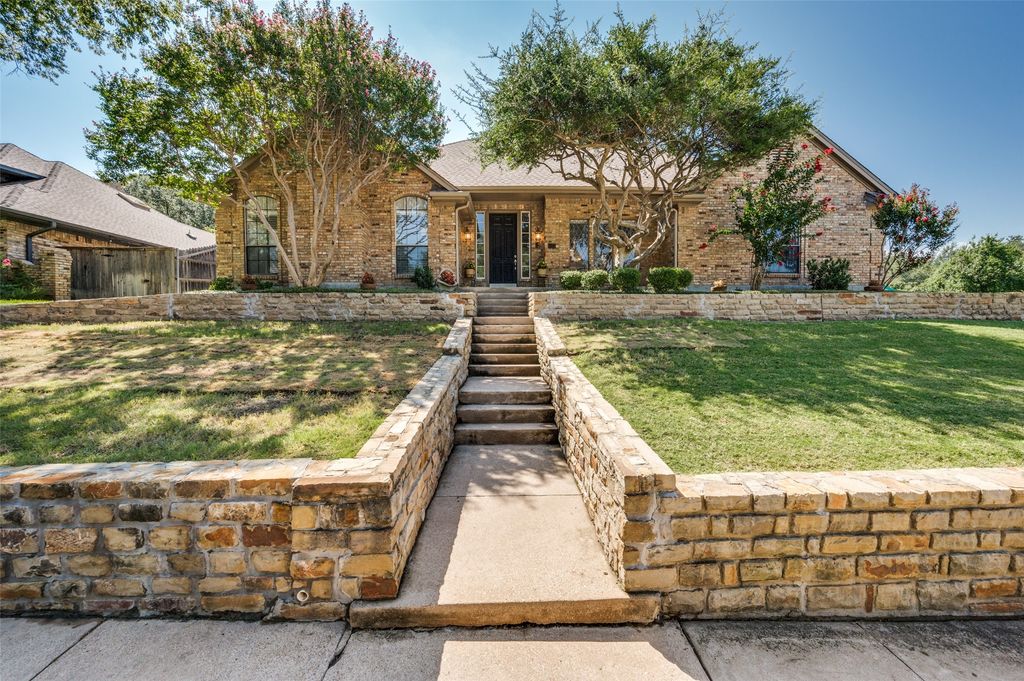 1113 Derbyshire Lane, Carrollton, TX 75007