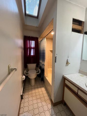 21 Greenwood Ave, Hopatcong Boro, NJ 07874