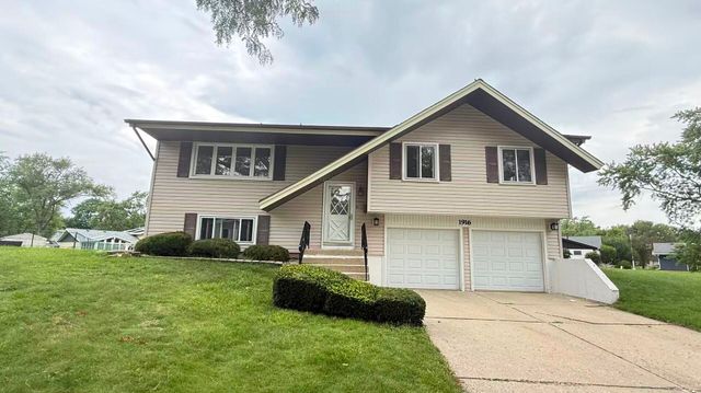1916 Capital Court, Schaumburg, IL 60193