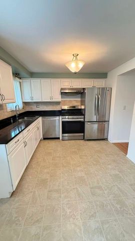1916 Capital Court, Schaumburg, IL 60193