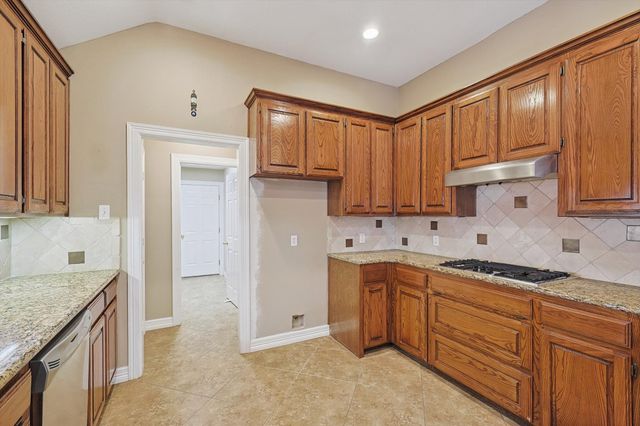 7009 Oak Hills Court, North Richland Hills, TX 76182