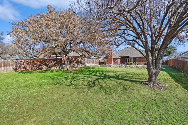 7009 Oak Hills Court, North Richland Hills, TX 76182