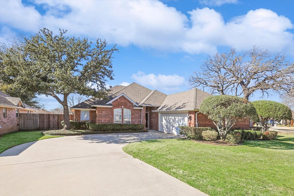 7009 Oak Hills Court, North Richland Hills, TX 76182